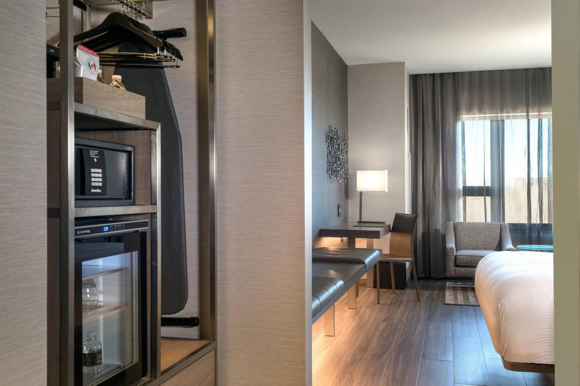 Ac Hotel By Marriott Boston North Медфорд Экстерьер фото