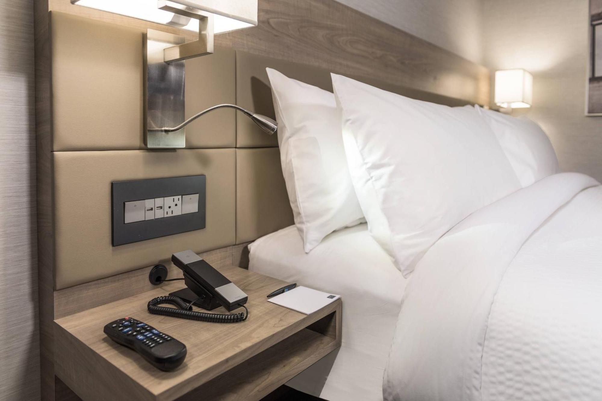 Ac Hotel By Marriott Boston North Медфорд Экстерьер фото