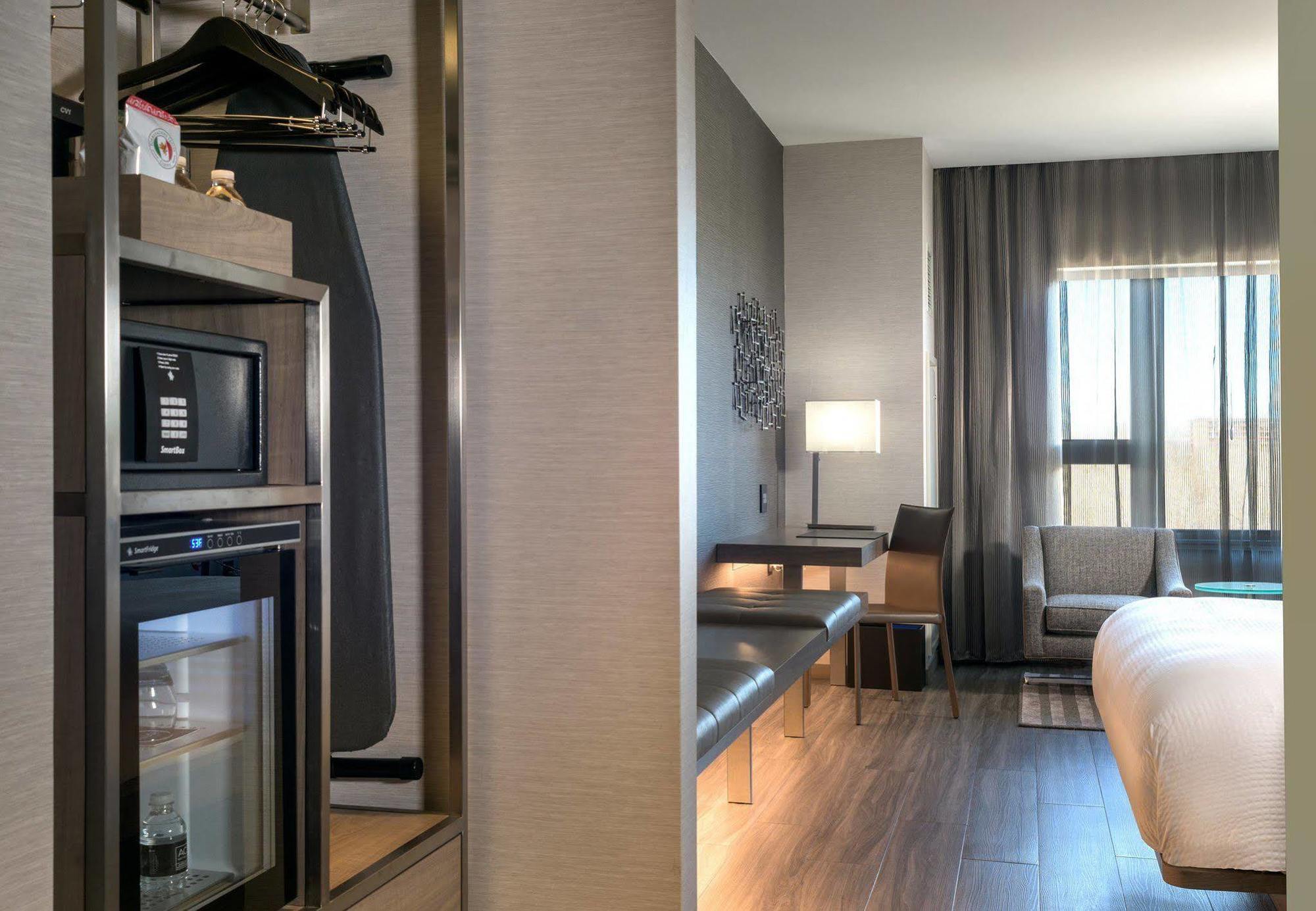 Ac Hotel By Marriott Boston North Медфорд Экстерьер фото