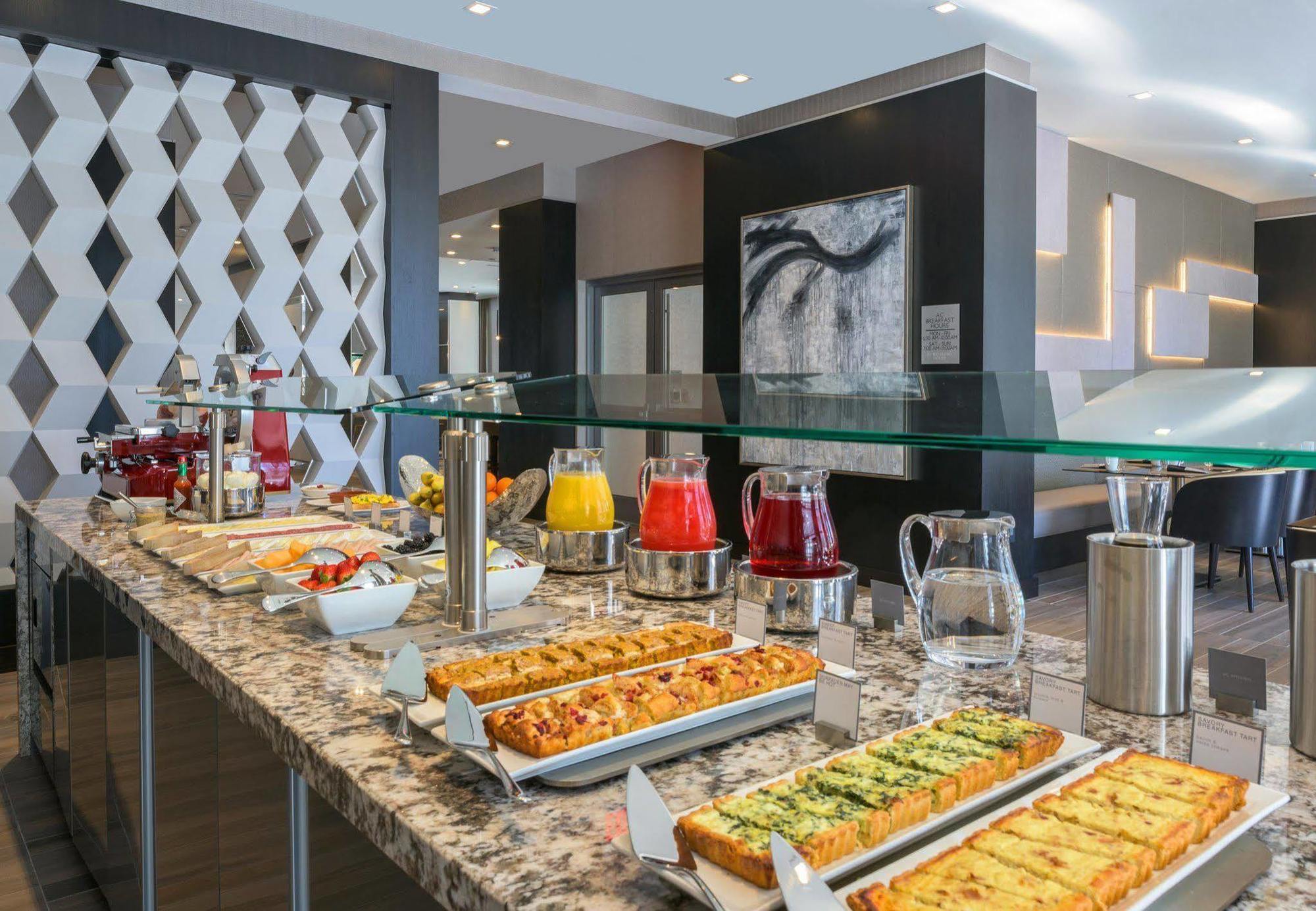 Ac Hotel By Marriott Boston North Медфорд Экстерьер фото